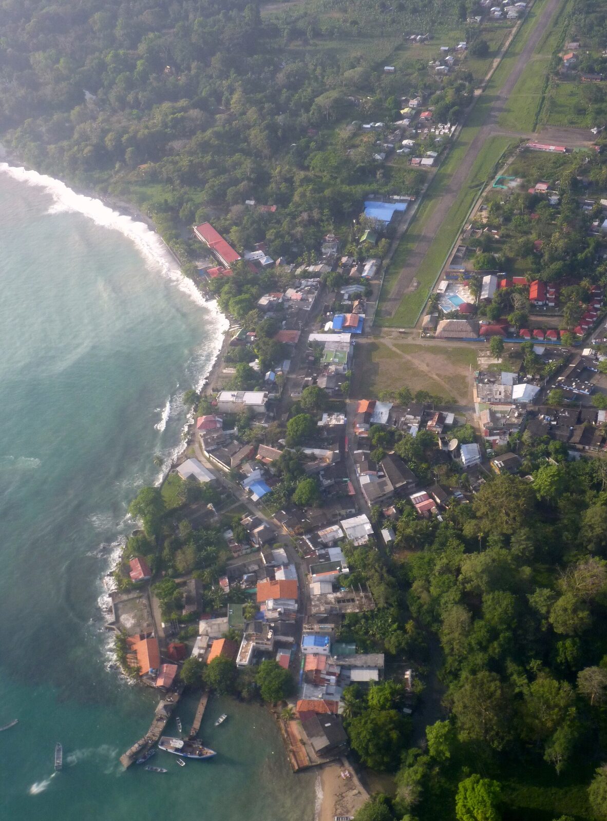 Vista aérea de Capurganá, entre la selva del Darién y el mar Caribe
